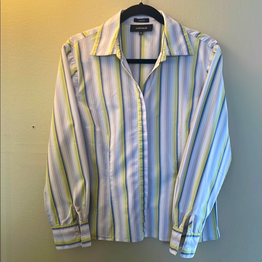Jones Wear Women long sleeved button down blouse